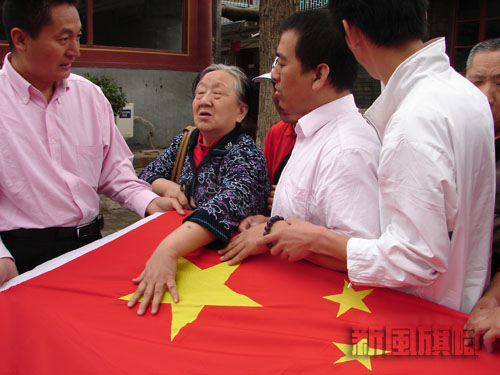 盲人激动的触摸国旗